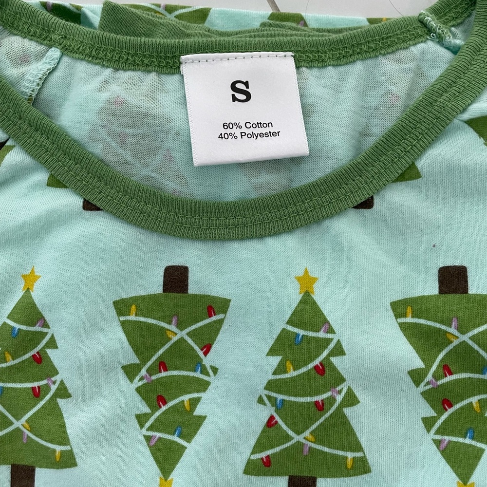 Christmas pajama size S for mwomen like new
60%cotton
40%polyester
Used one time - Picture 3 of 3
